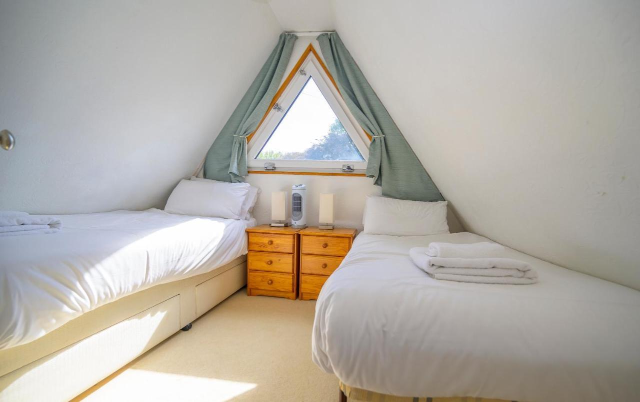 Escape To A Clifftop Chalet With Pool And Tennis Onsite - 1A Kingsdown Holiday Park Exterior photo