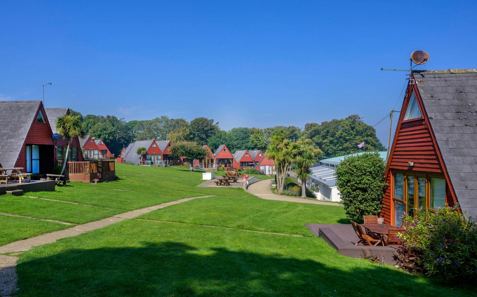 Escape To A Clifftop Chalet With Pool And Tennis Onsite - 1A Kingsdown Holiday Park Exterior photo